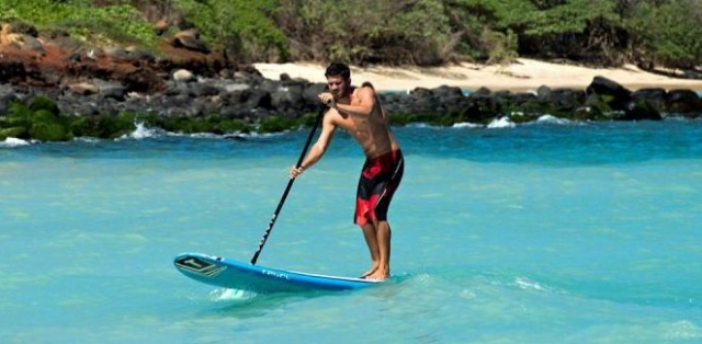 年轻人在赫罗纳练习sup 